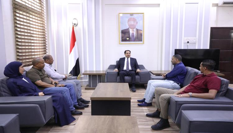 عدن تستعد لعرس رياضي وسياحي كبير.. وزير الشباب والرياضة يلتقي اللجنة التحضيرية لبطولة مصارعة الذراعين ويطلع على آخر التجهيزات
