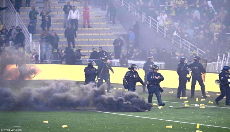فوضى في الدوري الفرنسي.. جماهير نانت" الغاضبة" تقتحم الملعب وتنهي المباراة