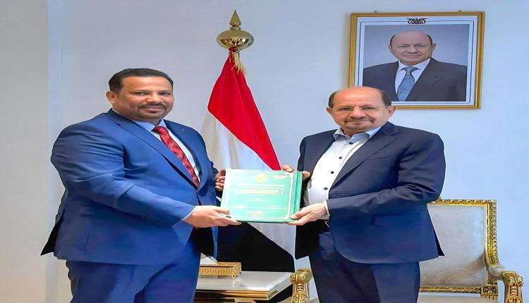 رئيس الوزراء يتسلم رسالة بحثية لمدير عام المؤسسة الاقتصادية العميد السعيدي حول تعزيز الشراكة بين القطاعين العام والخاص ودورها في دعم الإصلاح الاقتصادي