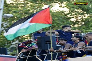 لامين جمال يشعل احتفالات فريق برشلونة برفع علم فلسطين