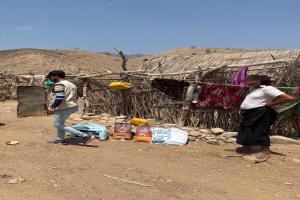 *ذو النورين وبن شعيله يقدمان مساعدات غذائية للمعمرين من لكبار سن في قرى نائية بأبين*
