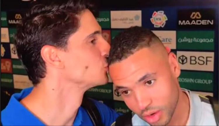 قبّله أمام الكاميرات.. ياسين بونو يفاجئ يوسف النصيري بعد كلاسيكو الهلال والاتحاد