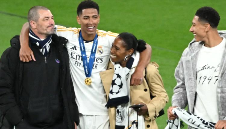 والد بيلنغهام يربط حذاءه استعداداً للعب مع منتخب إنجلترا