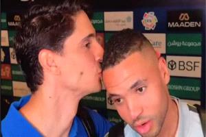 قبّله أمام الكاميرات.. ياسين بونو يفاجئ يوسف النصيري بعد كلاسيكو الهلال والاتحاد