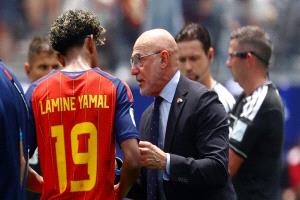 دي لا فوينتي يخلف وعده للامين يامال.. ويغضب برشلونة