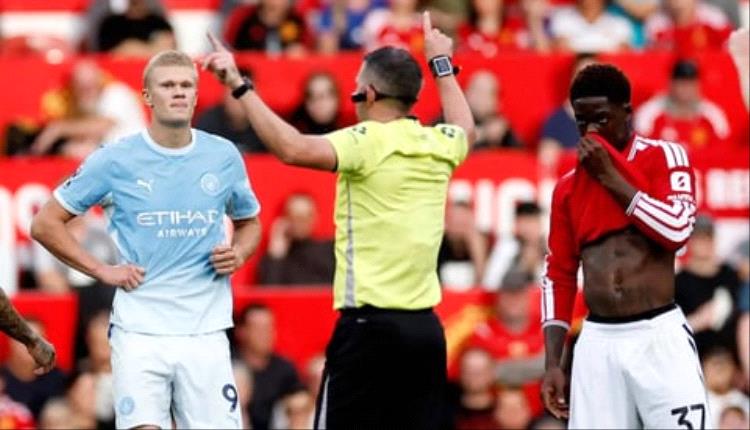 بشكل فوري.. عقاب رسمي لحكمي الفيديو بعد خطأ هدف هالاند في ديربي مانشستر