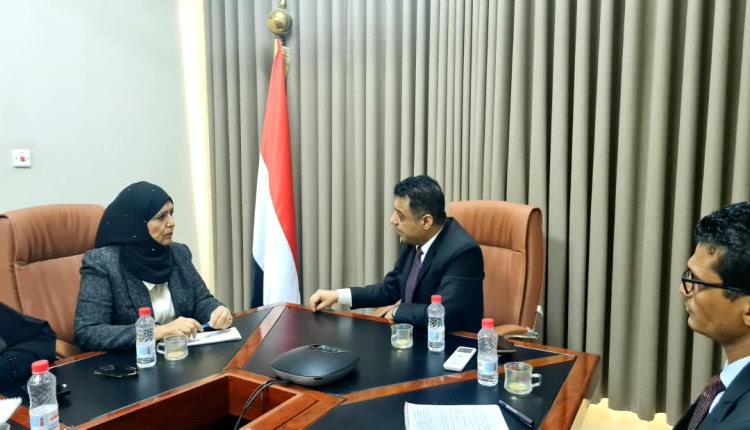 وزير الدولة المعني بالنزوح والطوارئ الإنسانية يبحث مع رئيسة اللجنة الوطنية للمرأة تعزيز التعاون لدعم النازحات