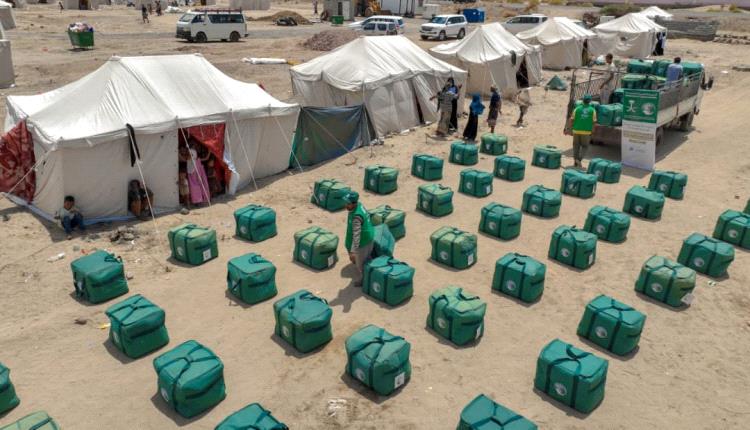 مركز الملك سلمان للإغاثة يوزع مساعدات إيوائية متنوعة على النازحين جراء الأحداث الأخيرة في عدة محافظات يمنية